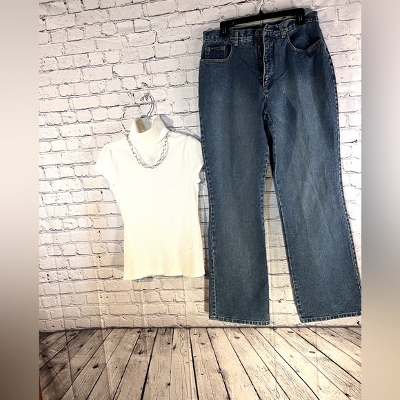 No Boundaries. Ladies white pull on turtleneck short sleeves top. Size Large. - Picture 6 of 6